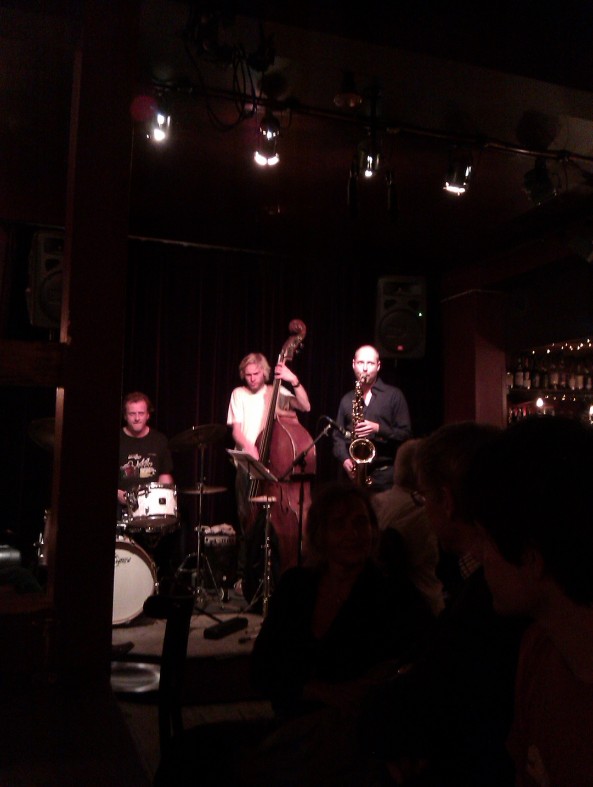 Una foto dell'interno del jazz club “La Fontaine”